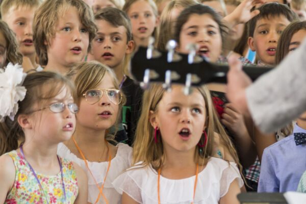 children singing and guitar