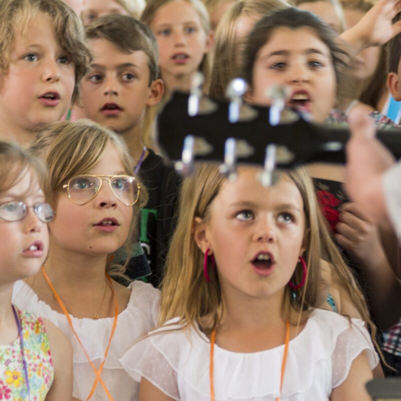 children singing and guitar